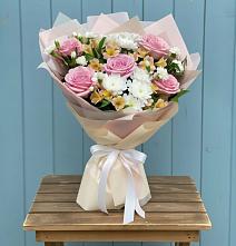 Букет цветов из:  Гвоздики, Орхидеи и Розы в Волгореченске