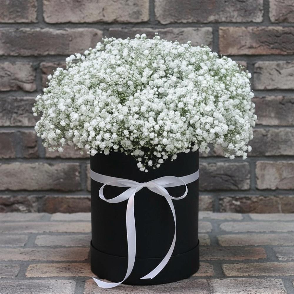 Цветочная композиция из Гипсофила в шляпной коробке в Волгореченске