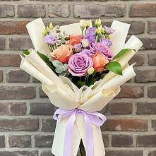 Букет цветов из:  Лизиантусы и Розы в Волгореченске