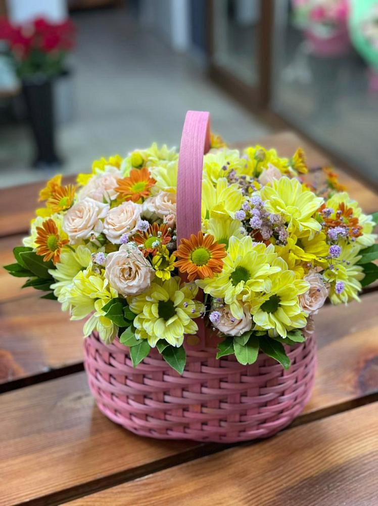 Цветочная композиция из Хризантемы и Розы в корзине в Волгореченске