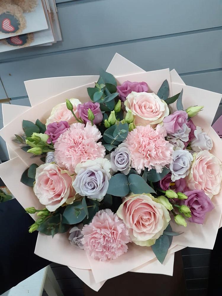 Букет цветов из: Розы, Гвоздики и Лизиантусы в Волгореченске